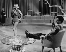Still of the film 'Cómo casarse con un millonario'.